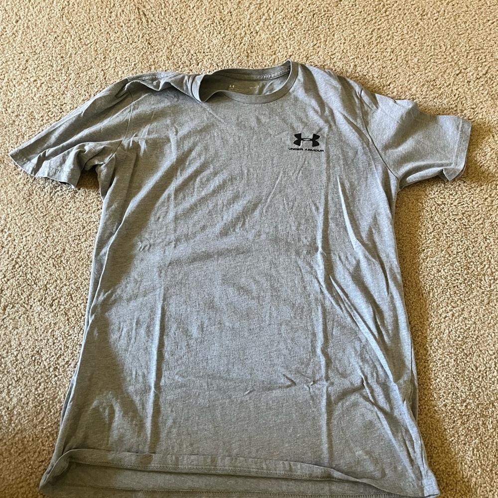 Under Armour Men’s Large Shirt. Grey.